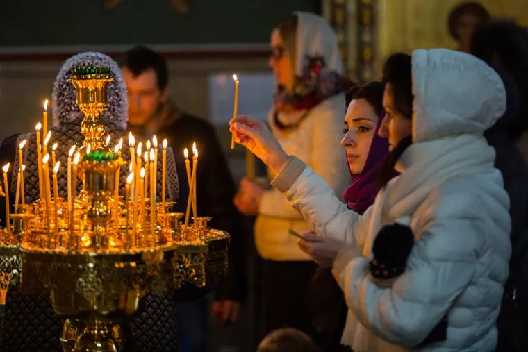 Празднование христианской Пасхи в Храме Святого великомученика Георгия Победоносца. Сургут, свечи, церковь, прихожане, православие, религия