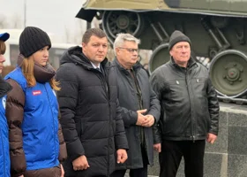 Мэр Кургана Науменко открыл памятник легендарной БМП-3 у аэропорта