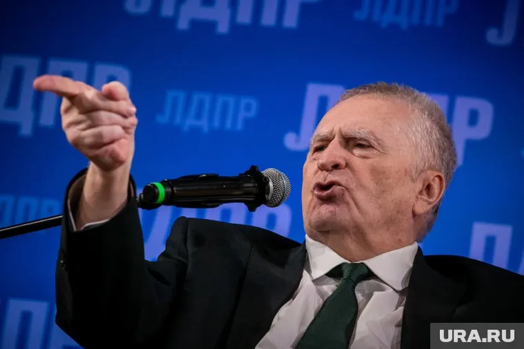 Владимир Жириновский считает, что нужно заставить Запад распустить армии