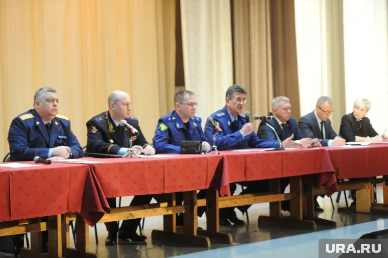 В Коркинском ДК собрались силовики, власти и местные жители