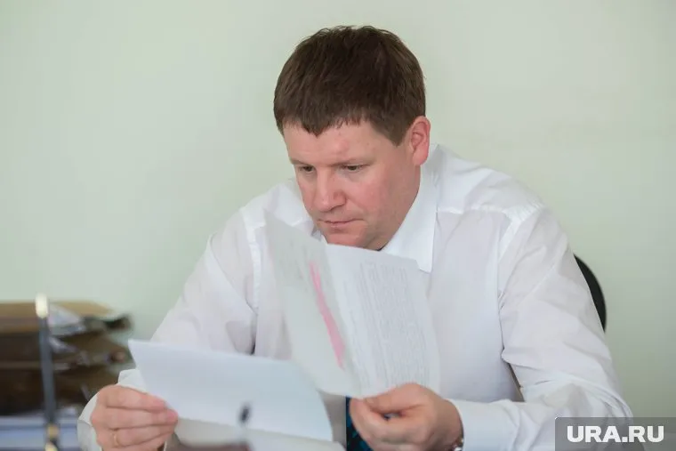 Глава минстроя Сергей Бидонько успешно справляется с бумажной работой