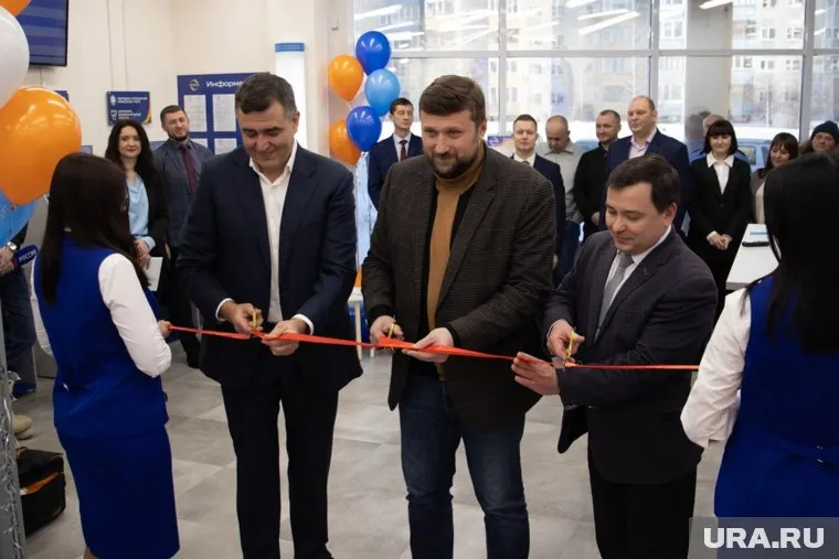 Максим Ромашев (слева) отметил, что офис отвечает всем современным требованиям