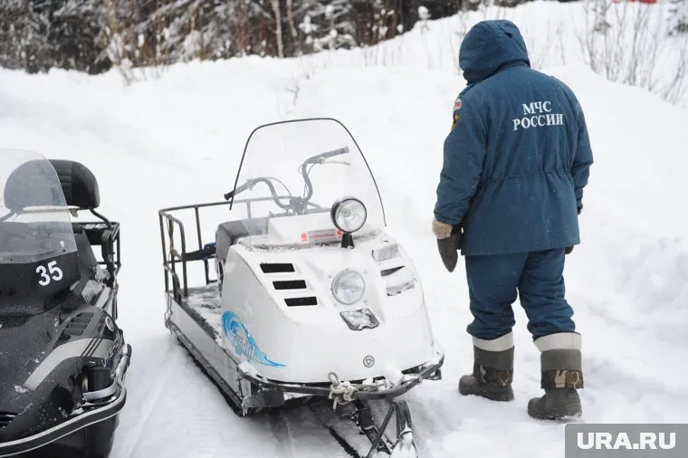 Спасатели искали потерявшихся на снегоходах