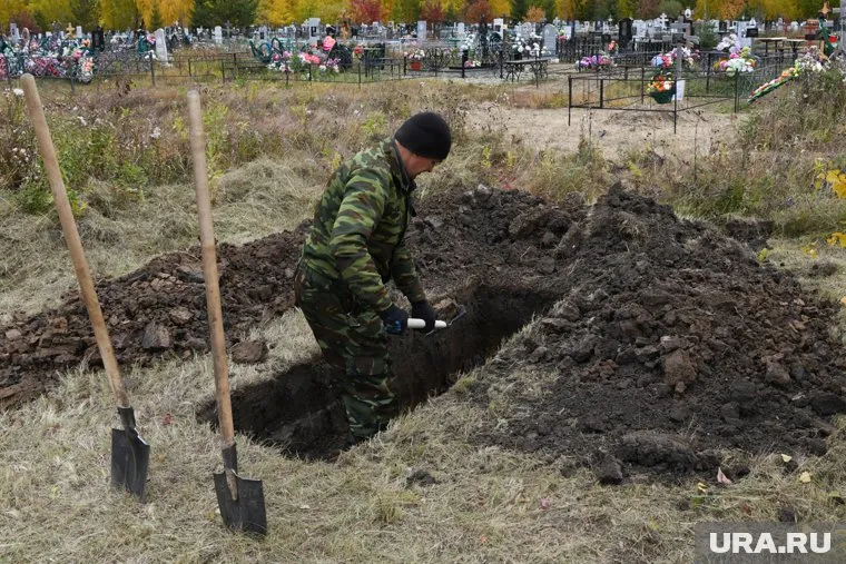С сотрудниками кладбища работает полиция