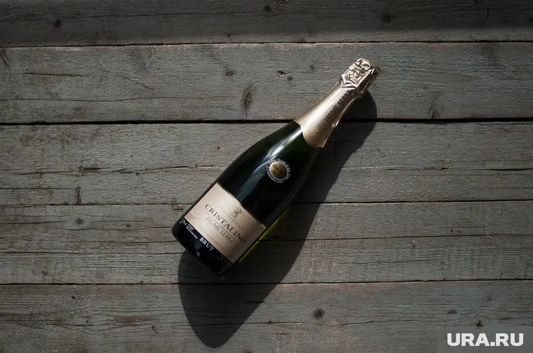 Минфин еще не принял решение об изменении цены на шампанское