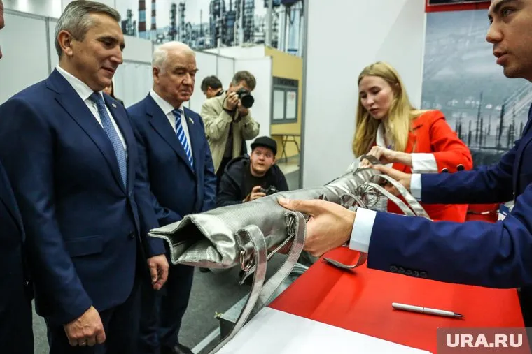 Александр Моор (слева) посетил Тюменский нефтегазовый форум