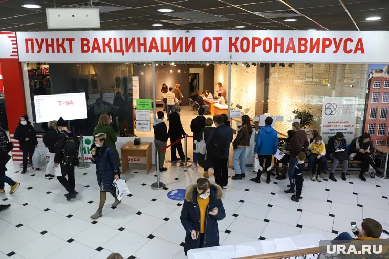 Свердловчане не первый день толпятся в очередях, чтобы поставить вакцину