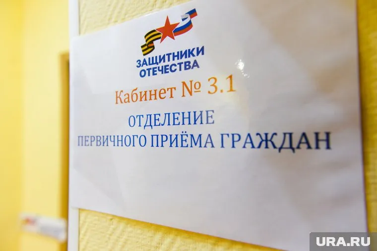 Вдова из Губкинского получила удостоверения членов семьи погибшего ветерана боевых действий