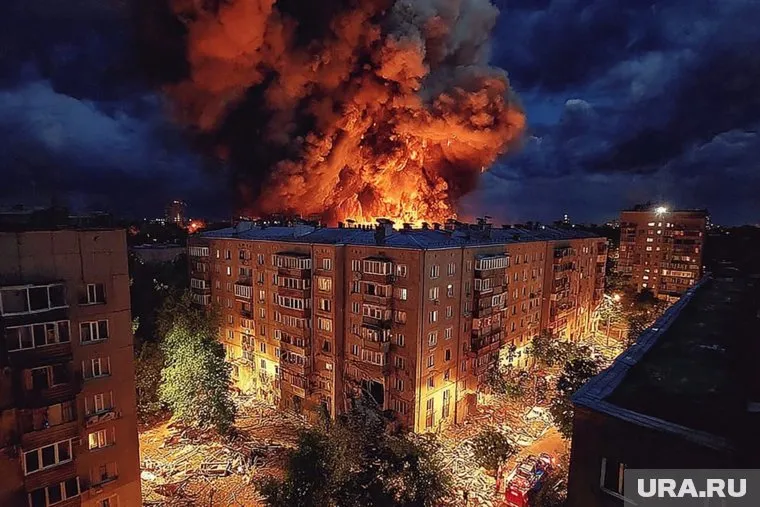 Несколько квартир жилого дома горят в Москве