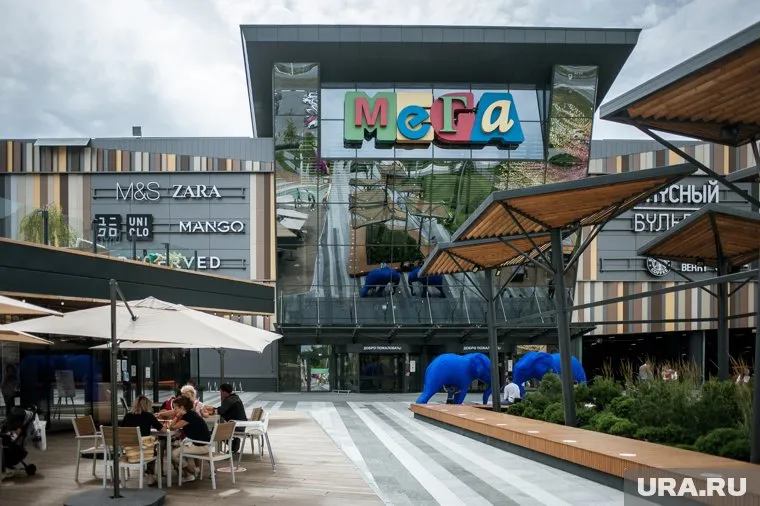 Пожар вспыхнул на территории паркинга ТЦ