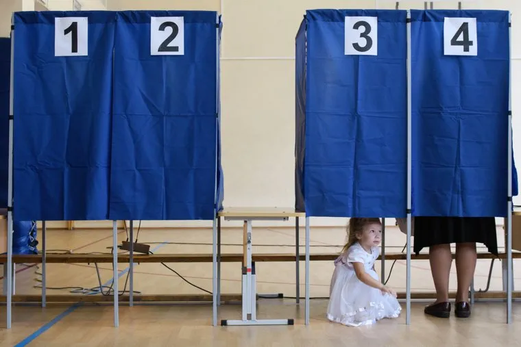 Выборы-2018. Выборы в Екатеринбургскую городскую думу. Екатеринбург, кабинка для голосования, электорат, девочка, ребенок, выборы, день выборов, тайна голосования, голосование