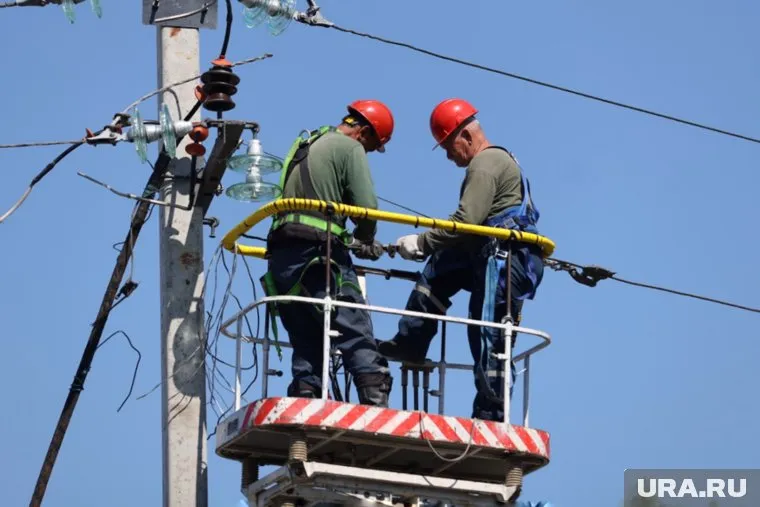 Монтажникам из Кургана обещают платить 250 тысяч рублей в Запорожье