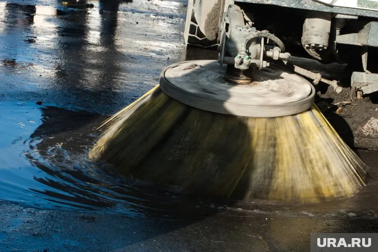 «А чего ему потом ехать на мусорку и грязь выгружать?», — иронизируют курганцы