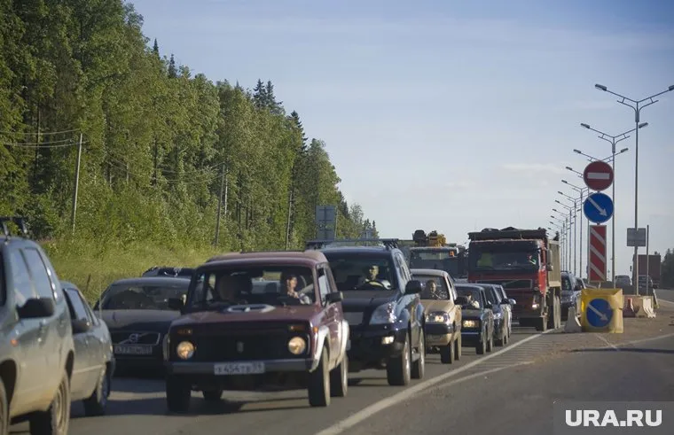 Из-за ремонта дороги автомобили встали в многокилометровой пробке на трассе Пермь-Екатеринбург (фото — архив)