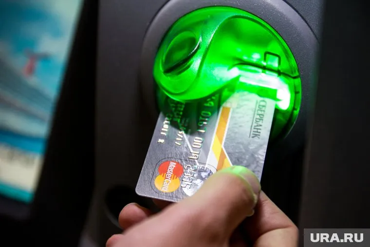 Россияне опасаются перебоев в работе карт Visa и Mastercard