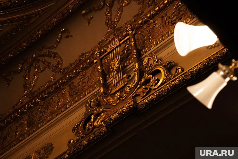 Упавший во время спектакля в обморок актер успокоил театралов