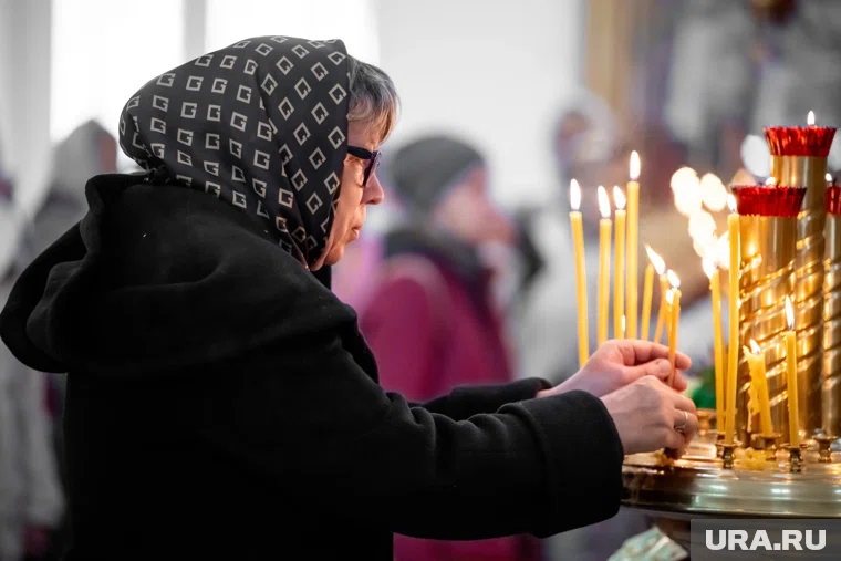 В народном календаре — Родион Ледолом, считается рубежом между сезонами, когда «осень отдает ключи зиме»