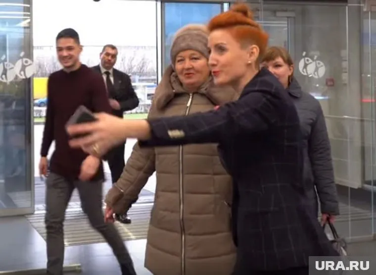 Встретив на улице Наталью Власову (в центре), вряд ли поймешь, что она мультимиллионер