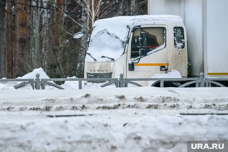 Сотрудники ДПС спасли на дороге водителей шести грузовиков в ночь с 22.00 часов 8 февраля 2024