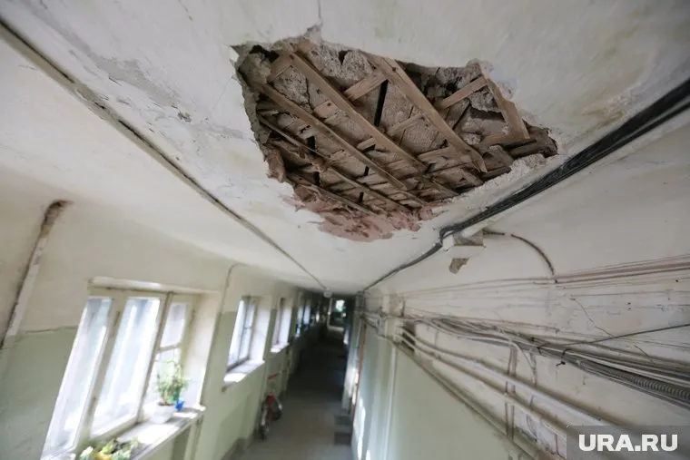 С потолка отпал кусок штукатурки (архивное фото)
