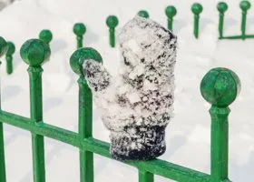 Свердловчанку, которая закопала сына в сугроб, не пускают в больницу к ребенку