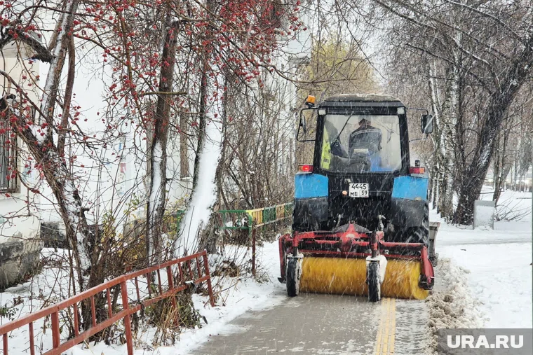 В двух районах Перми некому контролировать уборку снега