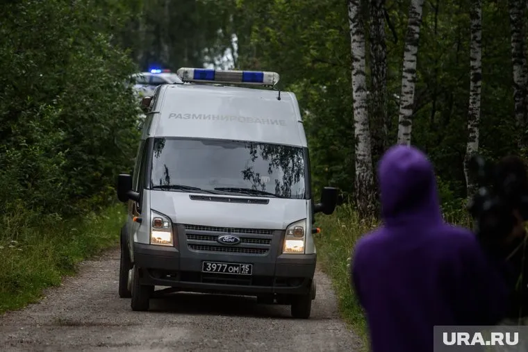 Разминировать иномарку на кладбище приезжала группа саперов