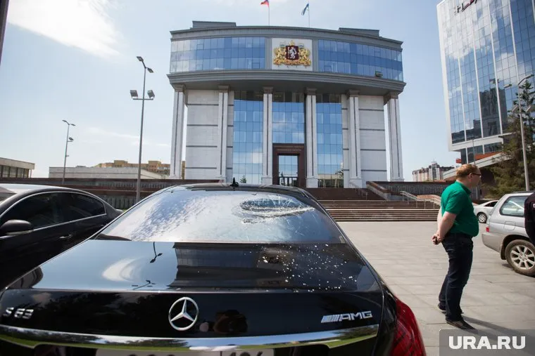 Подростки разбили заднее стекло одной из машин 