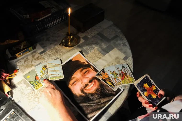 Участницы должны знать, что такое карты Таро, бодиграф, астрология и психология