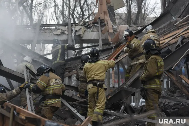 На месте обвала дома работают экстренные службы (архивное фото)