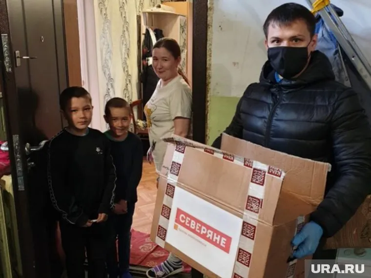 Коробки с бесплатными продуктовыми наборами развозят волонтеры