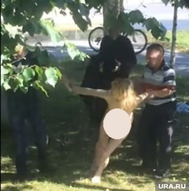 Девушку не могли удержать даже трое взрослых мужчин