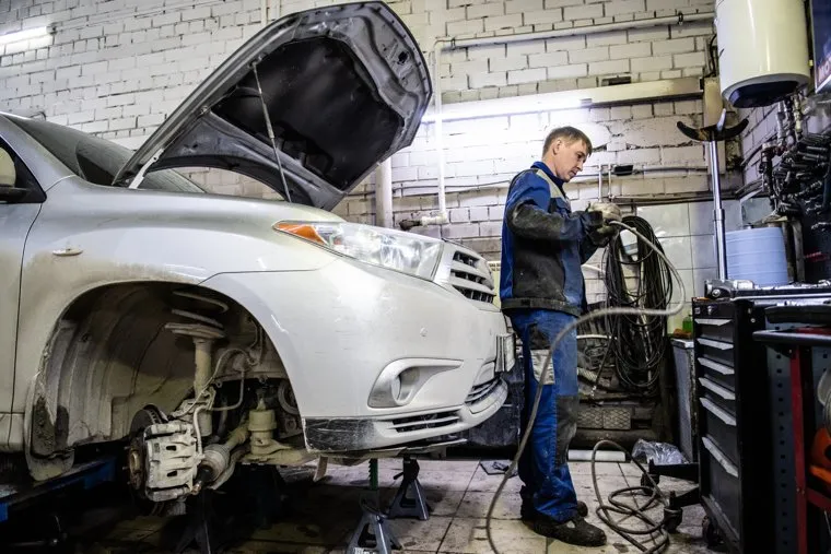 Работа в автомобильной мастерской. Екатеринбург