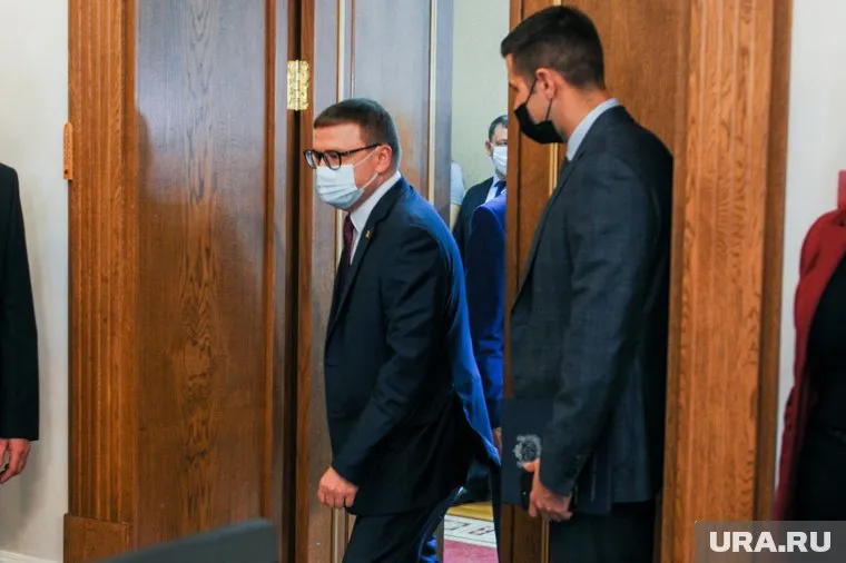 Перед сессией ЗСО Алексей Текслер (в центре) провел переговоры с представителем АП