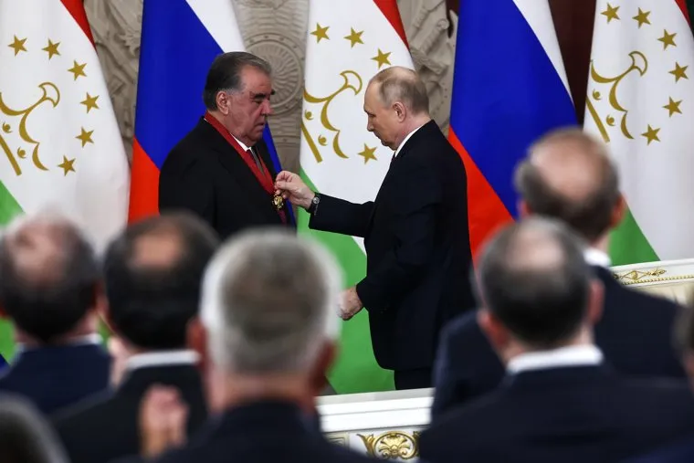 Владимир Путин и Эмомали Рахмон на встрече в Кремле. Москва