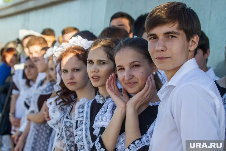 За всеми "движухами" выпускники смогут следить в созданной общей группе