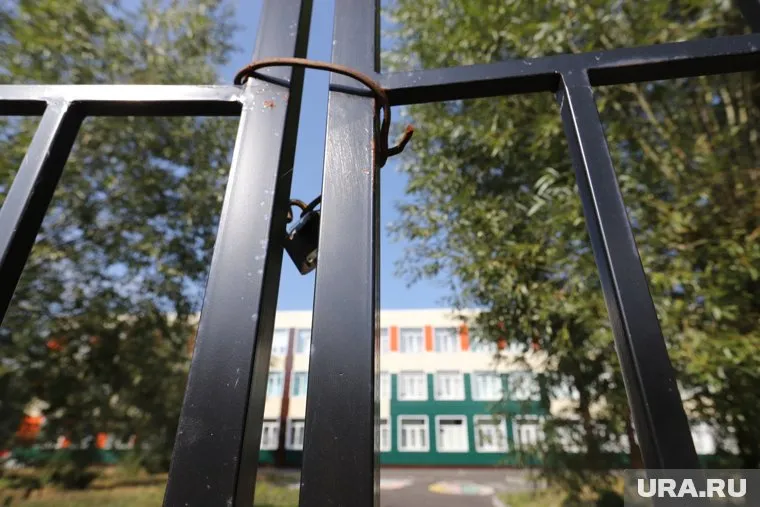 В школе №26 в Кургане перекрыли проходы