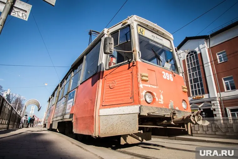 Утром пермские трамваи встали в пробке из-за обрыва проводов