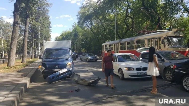 Авария закрыла одно направление главной улицы Екатеринбурга по всей ширине