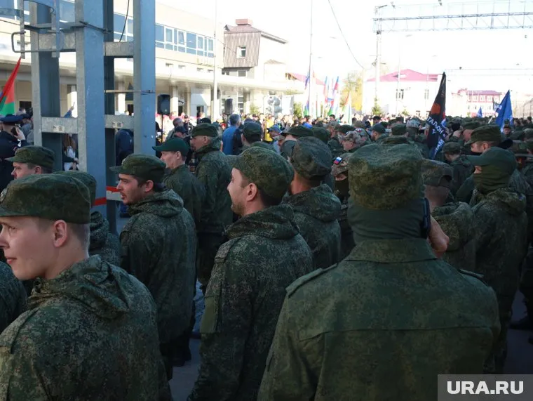 Тюменцев проводят на железнодорожном вокзале