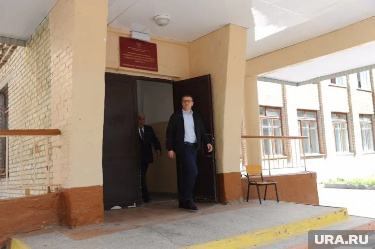 Алексей Текслер потребовал от Виктора Лукьянова (на заднем плане) срочно пересмотреть подход к ремонту школы