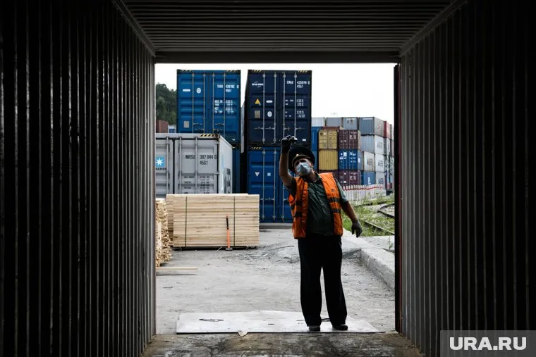 Сотрудник таможни сообщал данные о грузах