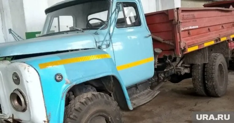 Власти продают три грузовика, автобусы и тракторы