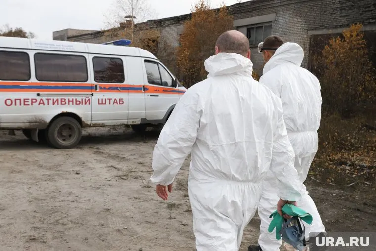 Медики в специальных костюмах могут посещать квартиры ямальцев