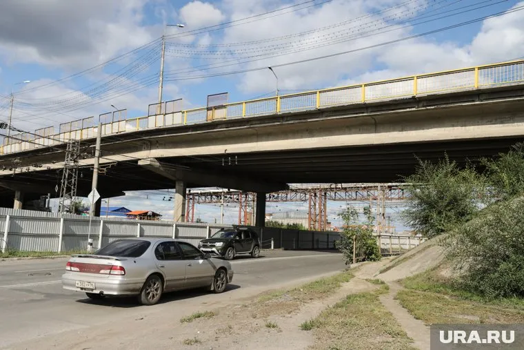 По словам жителей, под фундаментом Некрасовского моста смывается песчаная подушка