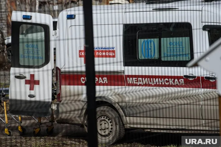 Сотрудники скорой помощи госпитализировали пострадавшего