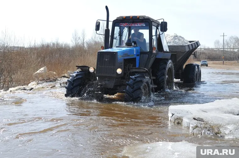 Легковушки и пешеходы в село Тюлюк попасть пока не могут (фото из архива)