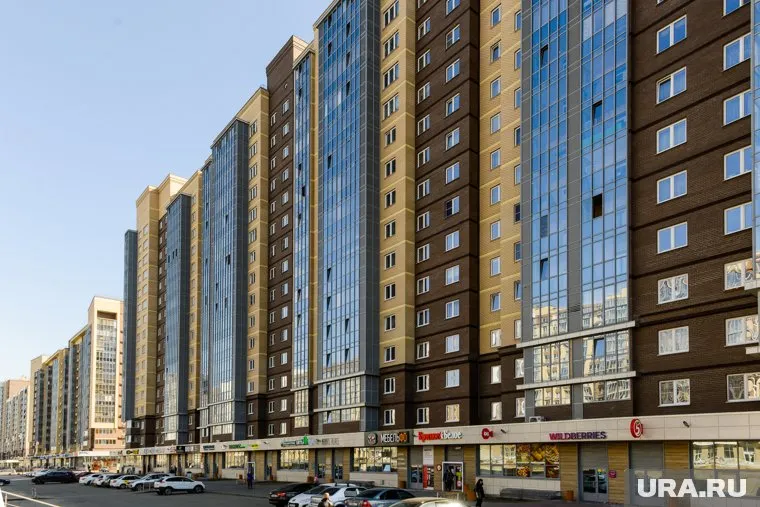 Остановочный комплекс возле "Ньютона" оказался весь в пустых бутылках