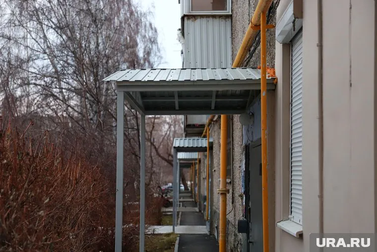 Ребенок упал на козырек подъезда (архивное фото)