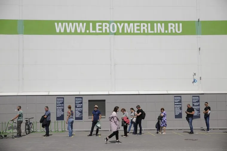 Очередь в магазин Леруа Мерлен. Тюмень